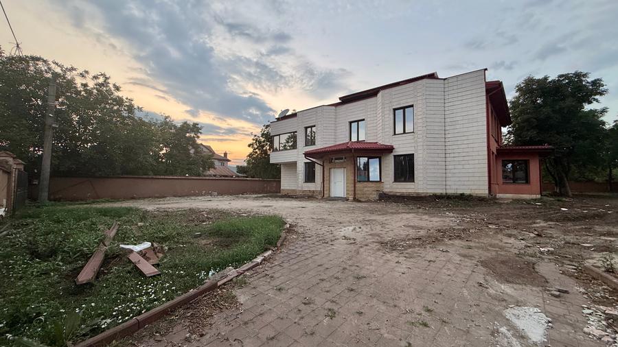 Casă individuală cu 10 camere cu Teren 2500 Mp în Pipera