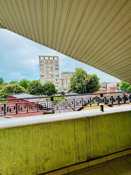 Apartament cu 4 camere decomandat în Trocadero