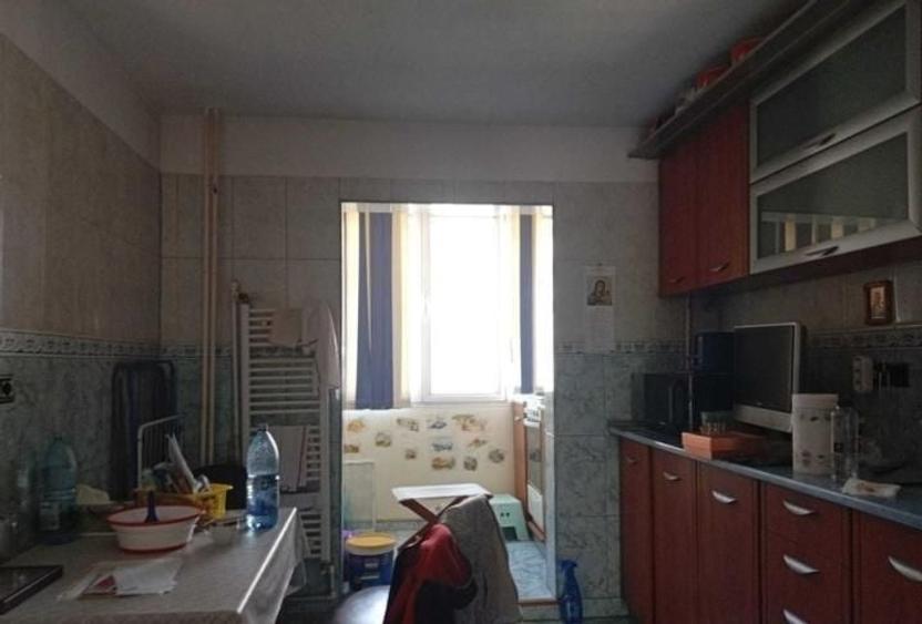 Apartament cu 3 camere decomandat în Ștefan cel Mare
