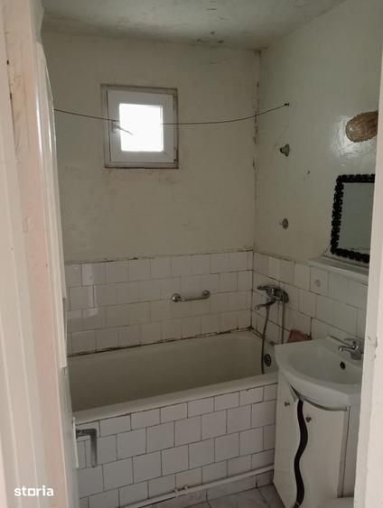 Apartament cu 3 camere semidecomandat în Independenței