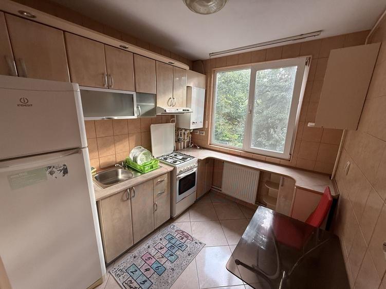 Apartament cu 3 camere semidecomandat, mobilat în Central