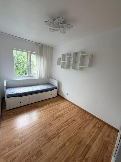 Apartament cu 3 camere semidecomandat în Podu Roș