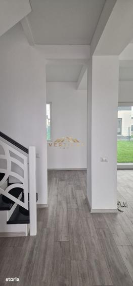 Casă cu 4 camere cu Teren 453 Mp în Vărăști