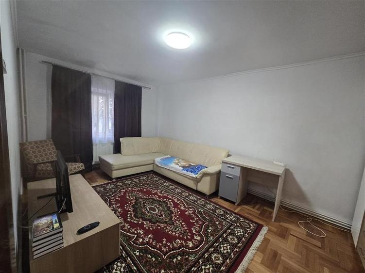 Apartament cu 3 camere decomandat, mobilat în Central
