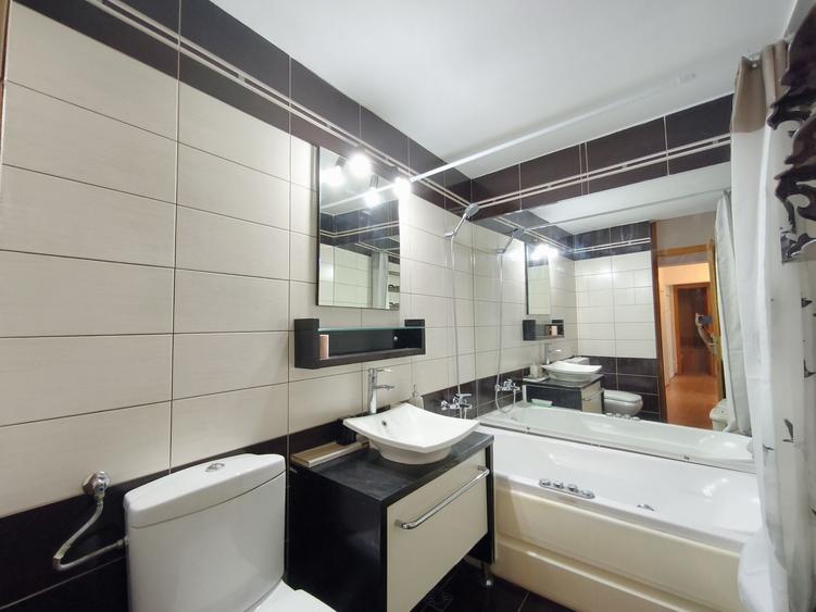 Apartament cu 4 camere decomandat în Central