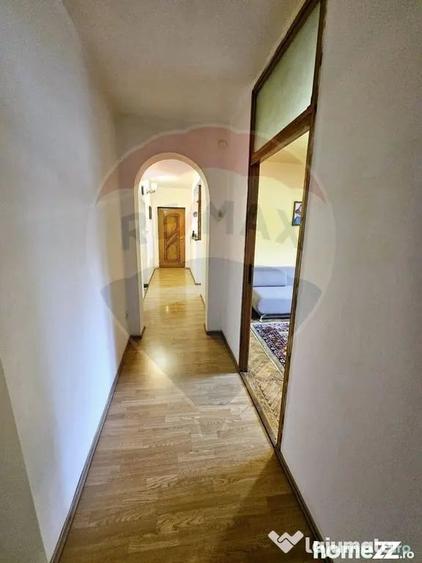 Apartament cu 3 camere decomandat în Calea București