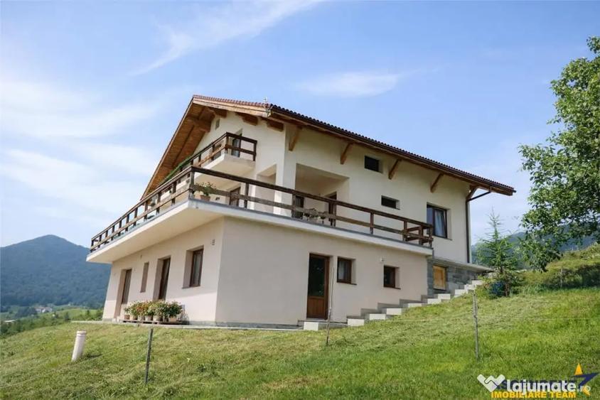 Casă cu 9 camere cu Teren 1000 Mp în Central