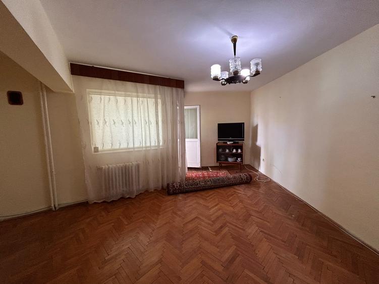 Apartament cu 3 camere decomandat în Călărași