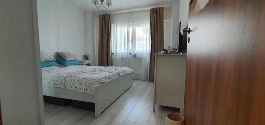 Apartament cu 3 camere semidecomandat în Dristor
