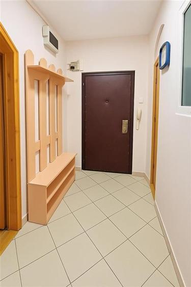 Apartament cu 3 camere decomandat în Valenta