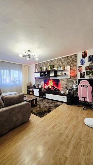 Apartament cu 3 camere decomandat în Sud