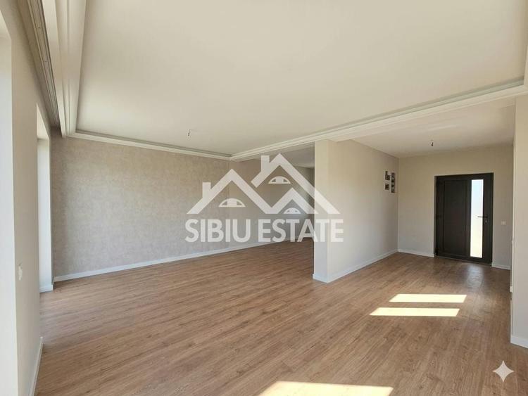 Duplex cu 4 camere cu Canalizare în Șura Mare