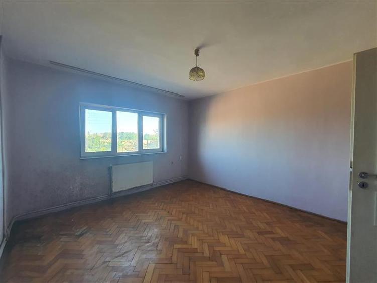 Casă individuală cu 5 camere cu Garaj în Chiribiș