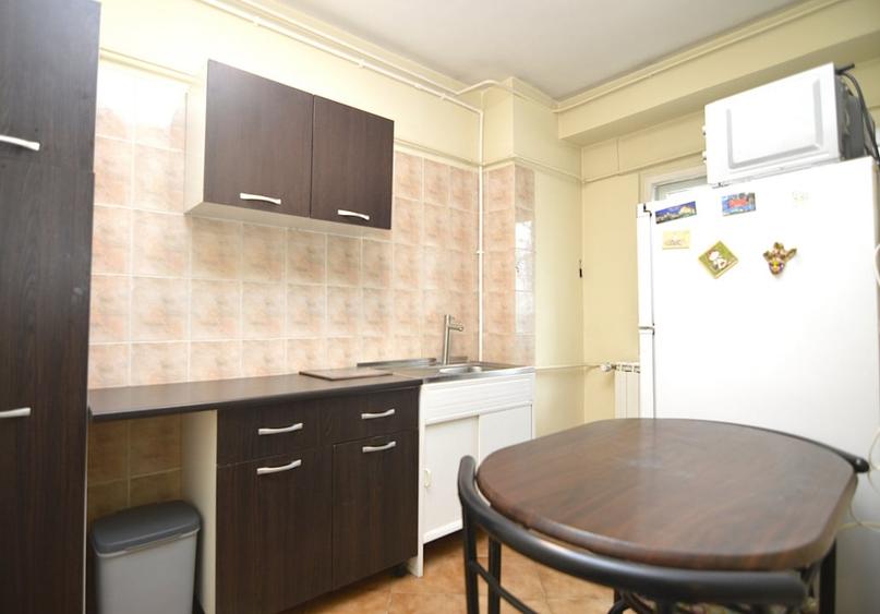 Apartament cu 2 camere decomandat, mobilat în Decebal