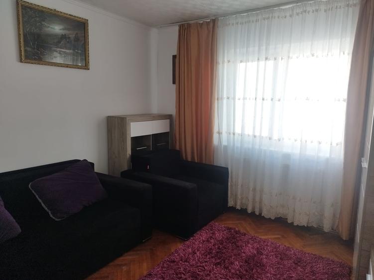 Apartament cu 3 camere semidecomandat în Central