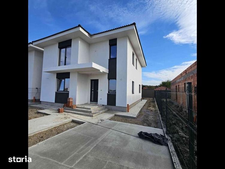 Casă cu 4 camere cu Teren 360 Mp în Sânmartin
