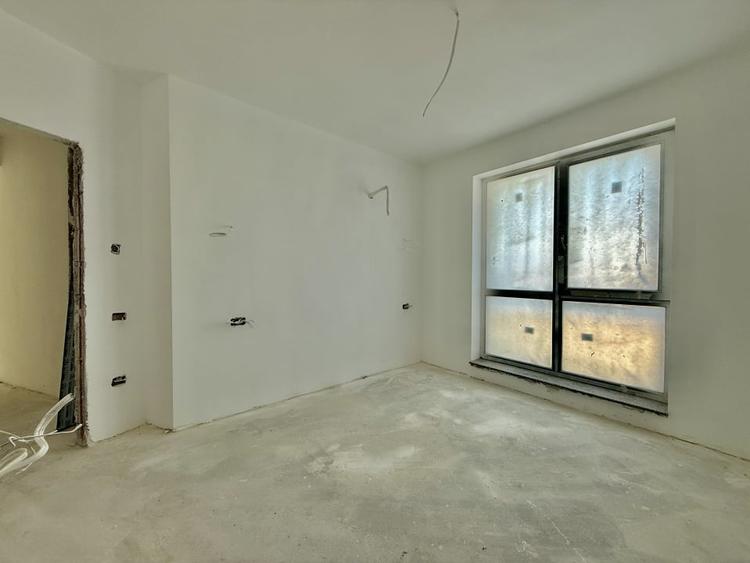 Apartament cu 3 camere semidecomandat în Moșilor