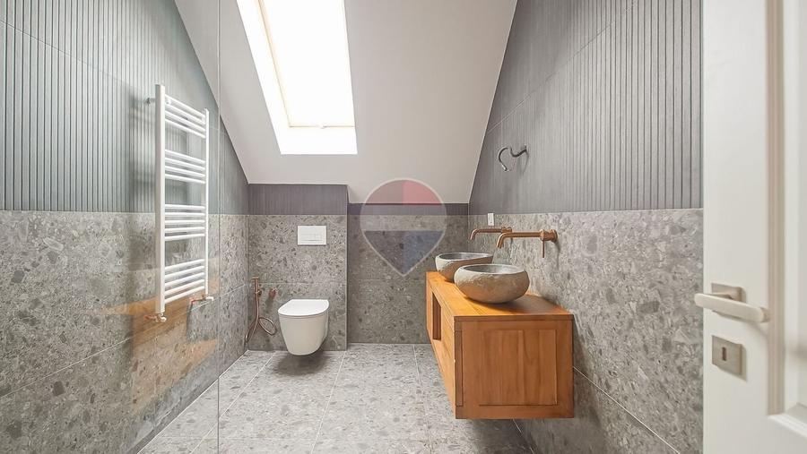 Casă individuală cu 4 camere cu Teren 450 Mp în Est