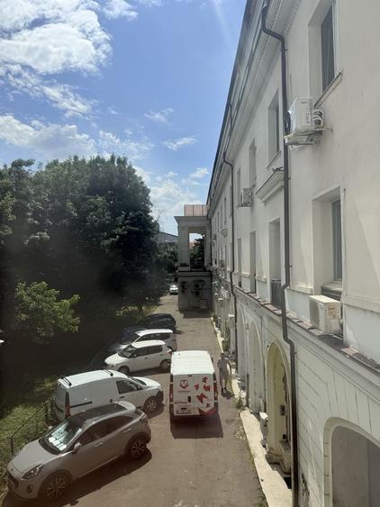 Apartament cu 3 camere semidecomandat în Bucureștii Noi