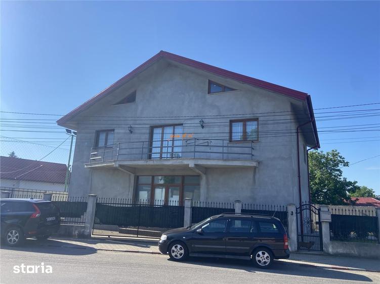 Casă cu 6 camere cu Teren 373 Mp în Golești