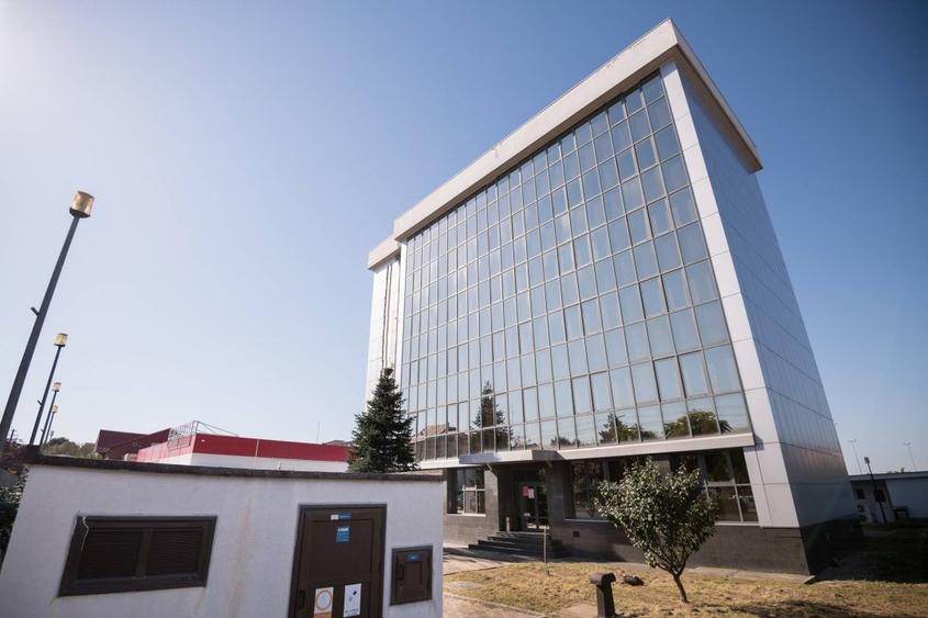 Birou, de 1,800 mp, în Central