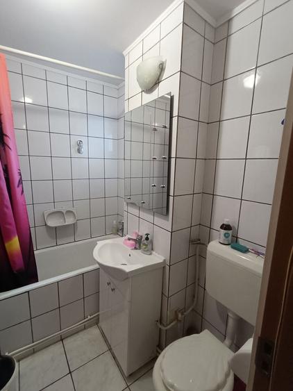 Apartament cu 3 camere decomandat, mobilat în Cetate