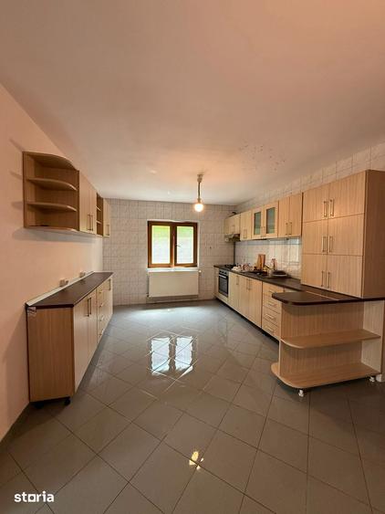 Casă cu 6 camere cu Teren 730 Mp în Central