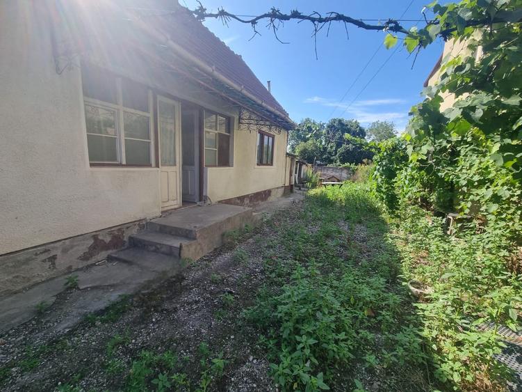 Casă individuală cu 3 camere cu Teren 700 Mp în Central