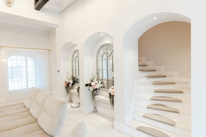 Casă individuală cu 5 camere cu Piscina în Est