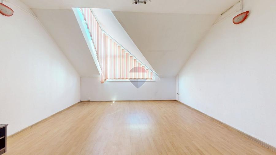 Apartament cu 3 camere semidecomandat, mobilat în Florilor