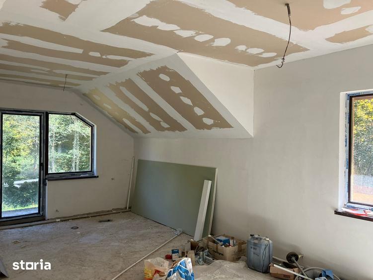 Casă cu 10 camere cu Teren 900 Mp în Cârțișoara