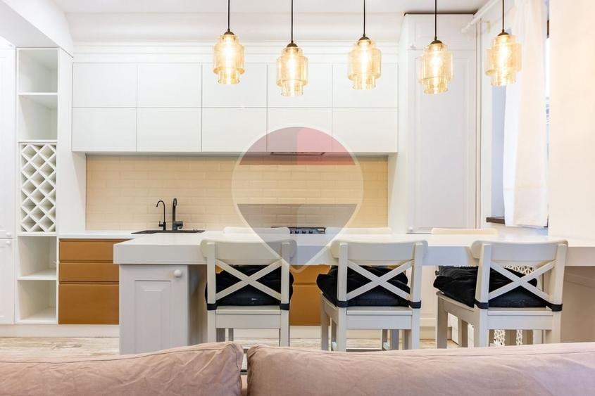 Apartament cu 3 camere semidecomandat, mobilat în Iancu Nicolae