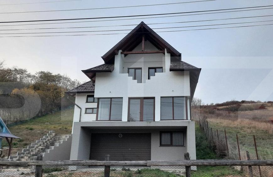 Casă individuală cu 7 camere cu Garaj în Cara
