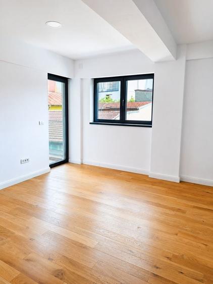 Apartament cu 3 camere decomandat în P-ța Romană