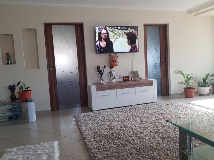 Casă cu 4 camere în Sântion