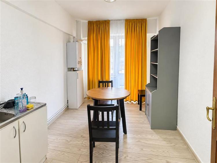 Apartament cu 4 camere decomandat în Primăverii