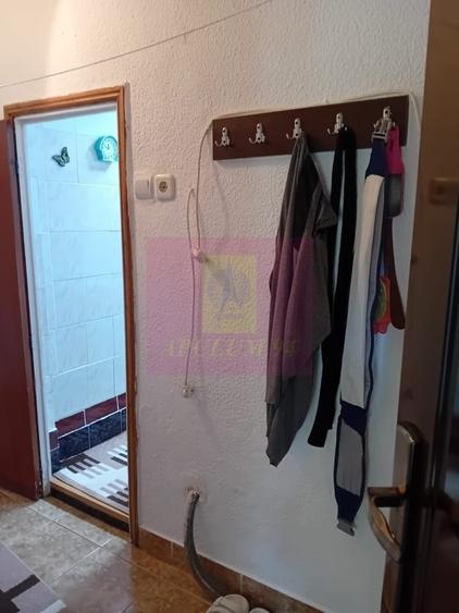 Apartament cu 3 camere semidecomandat în Vitan