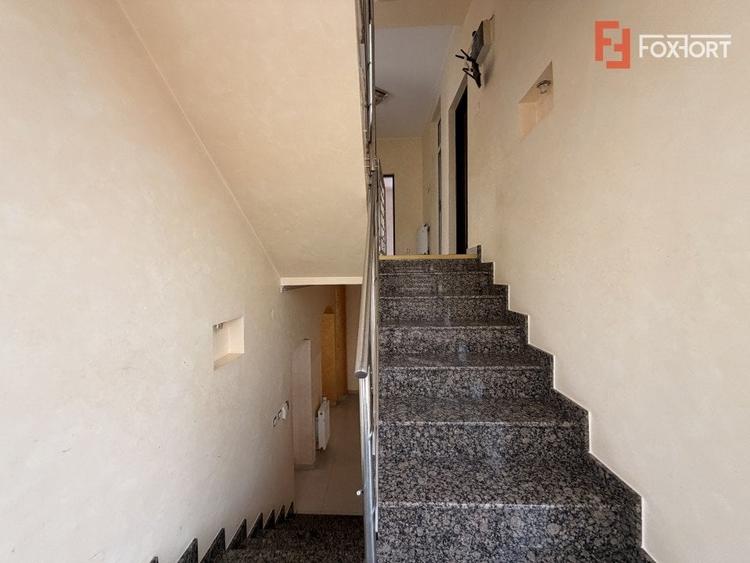 Casă individuală cu 11 camere cu Canalizare în Central