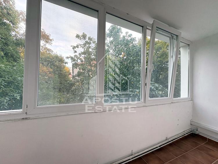 Apartament cu 3 camere semidecomandat, mobilat în Circumvalațiunii