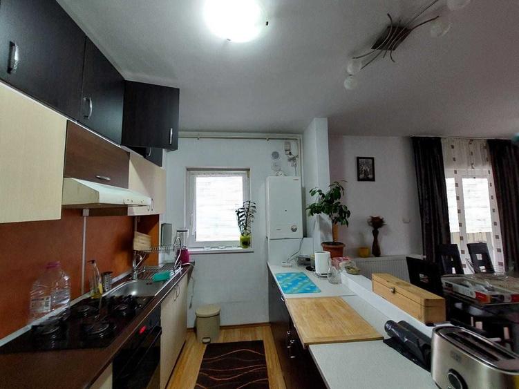 Apartament cu 3 camere decomandat în Florești