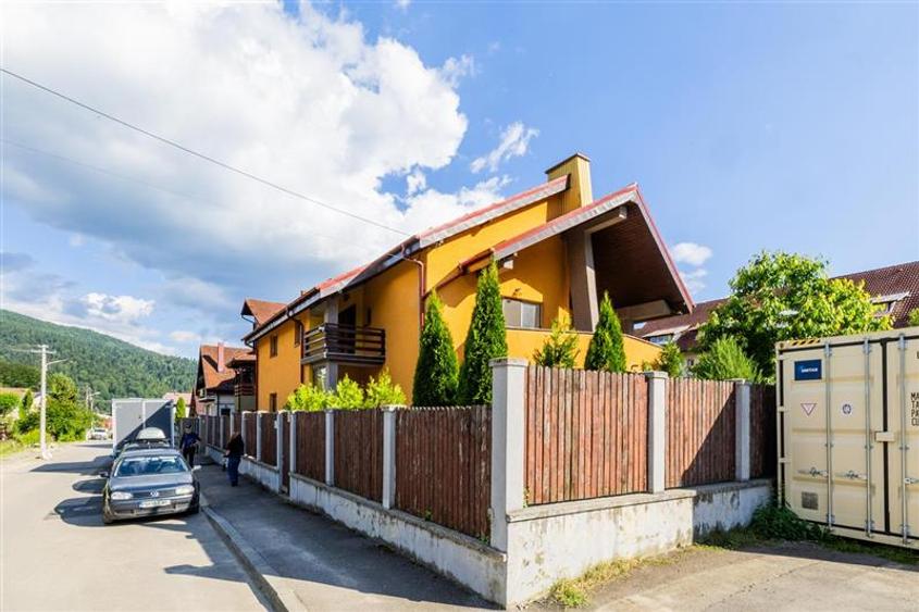 Casă cu 8 camere cu Garaj în Exterior Est