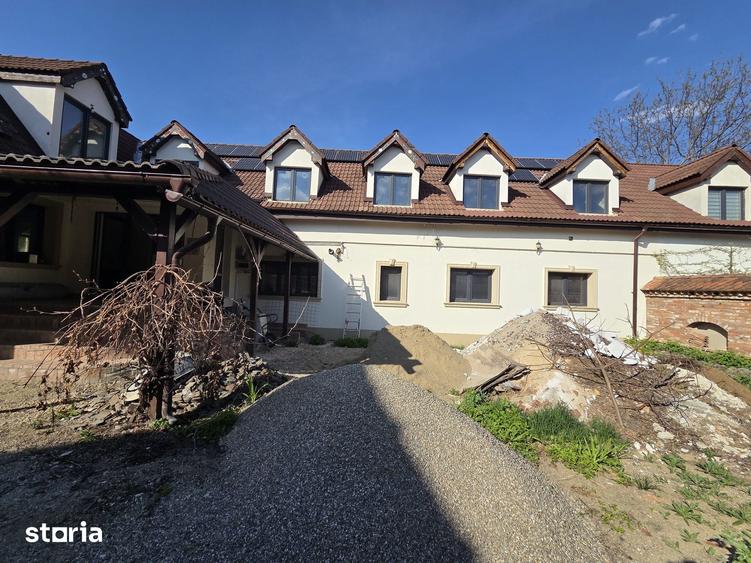 Casă cu 9 camere cu Teren 300 Mp în Cristian