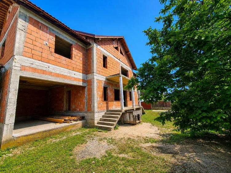 Casă individuală cu 6 camere cu Teren 1294 Mp în Olanu
