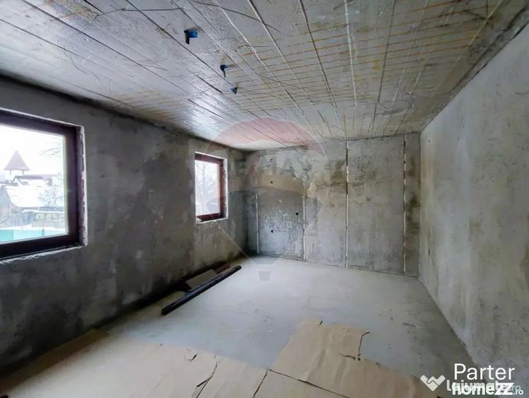 Casă cu 7 camere cu Teren 300 Mp în Central
