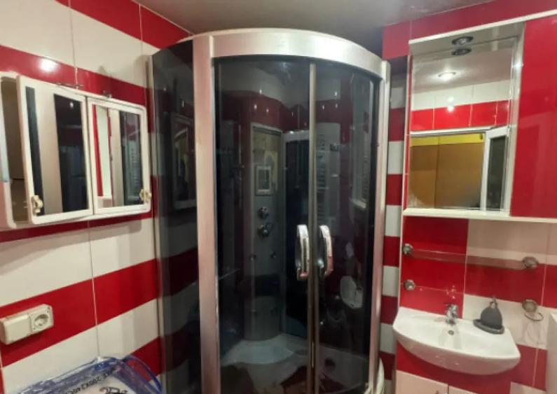 Apartament cu 3 camere semidecomandat în Orașul Vechi