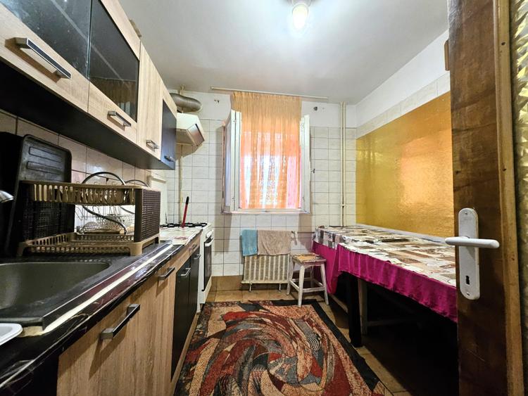 Apartament cu 3 camere decomandat în Drumul Taberei