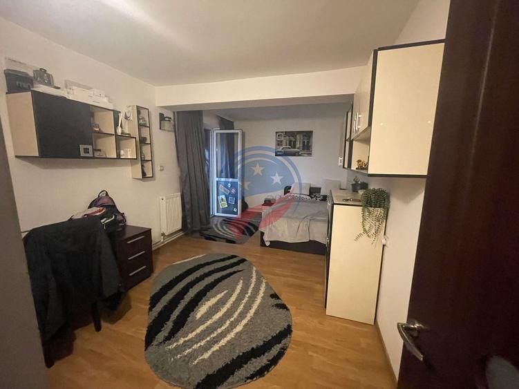 Casă individuală cu 5 camere cu Canalizare în Central
