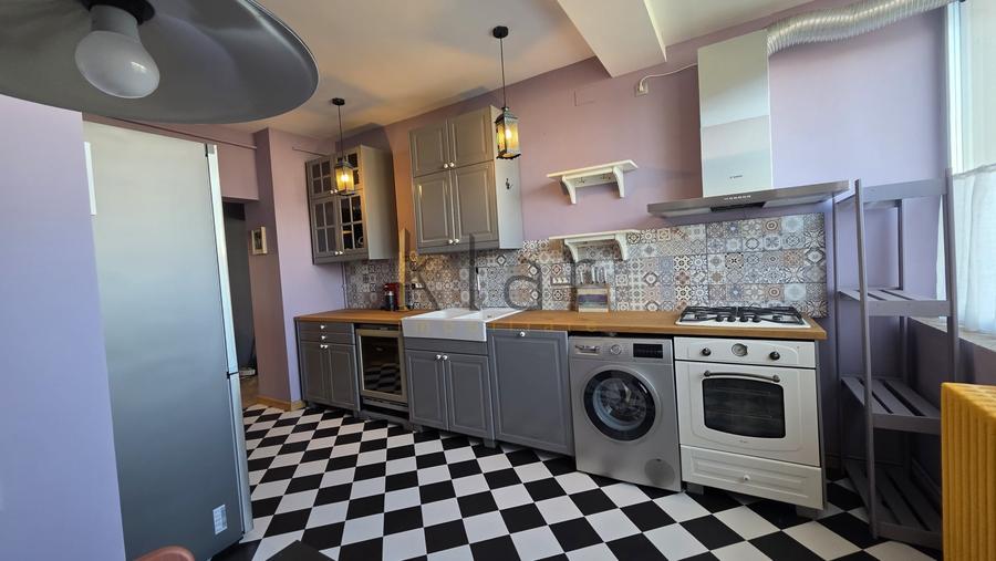 Apartament cu 3 camere decomandat, mobilat în Central