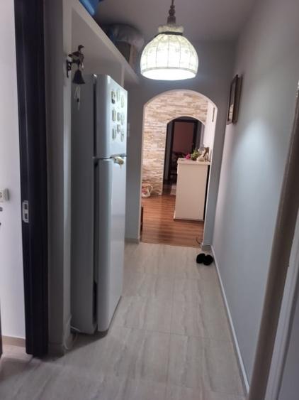 Apartament cu 3 camere semidecomandat, mobilat în Craiovița Nouă