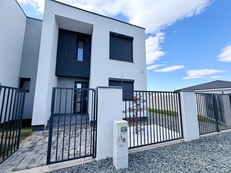 Duplex cu 5 camere cu Canalizare în Moșnița Nouă
